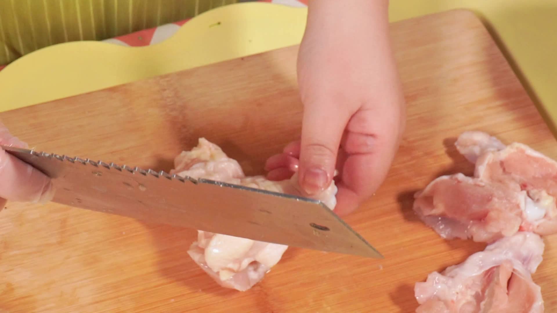 切鸡翅根小鸡腿打花刀入味做饭美食视频的预览图