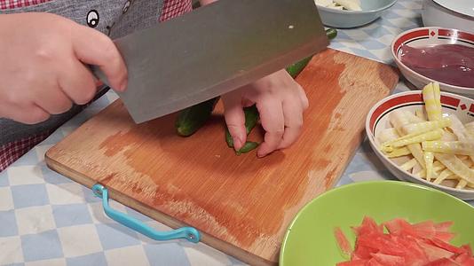 切黄瓜片切菜视频的预览图