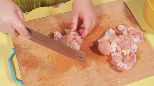 切鸡翅根小鸡腿打花刀入味做饭美食视频的预览图
