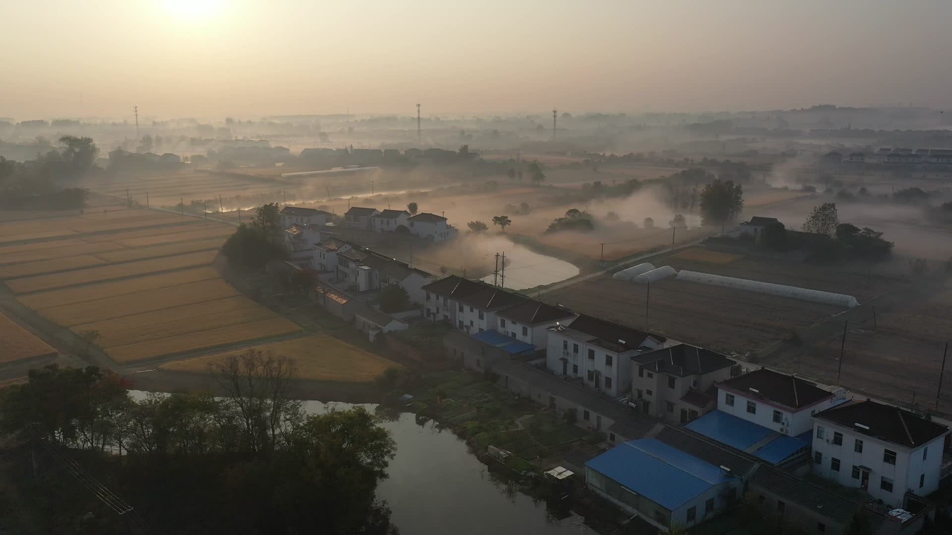 航拍农村乡镇清晨朝阳日出视频的预览图