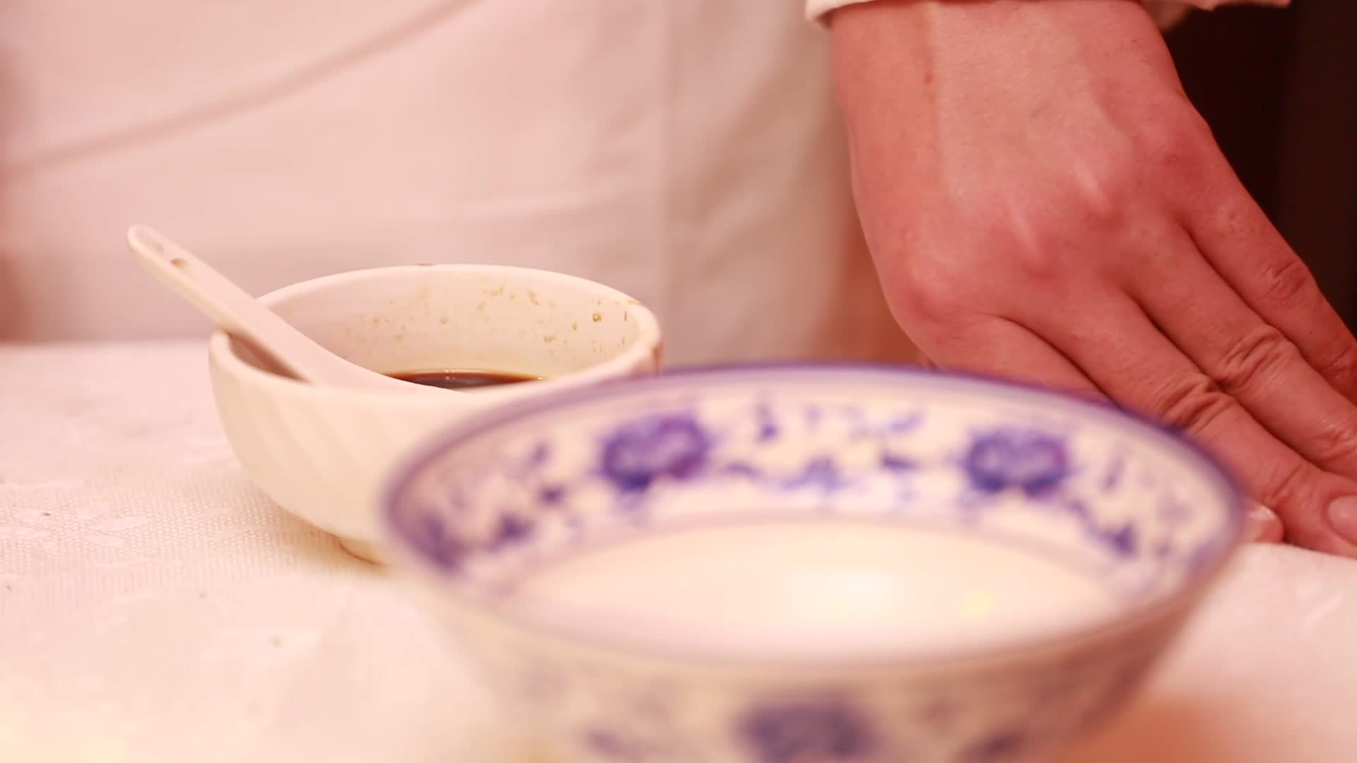 青花瓷碗调配炖鱼底料视频的预览图
