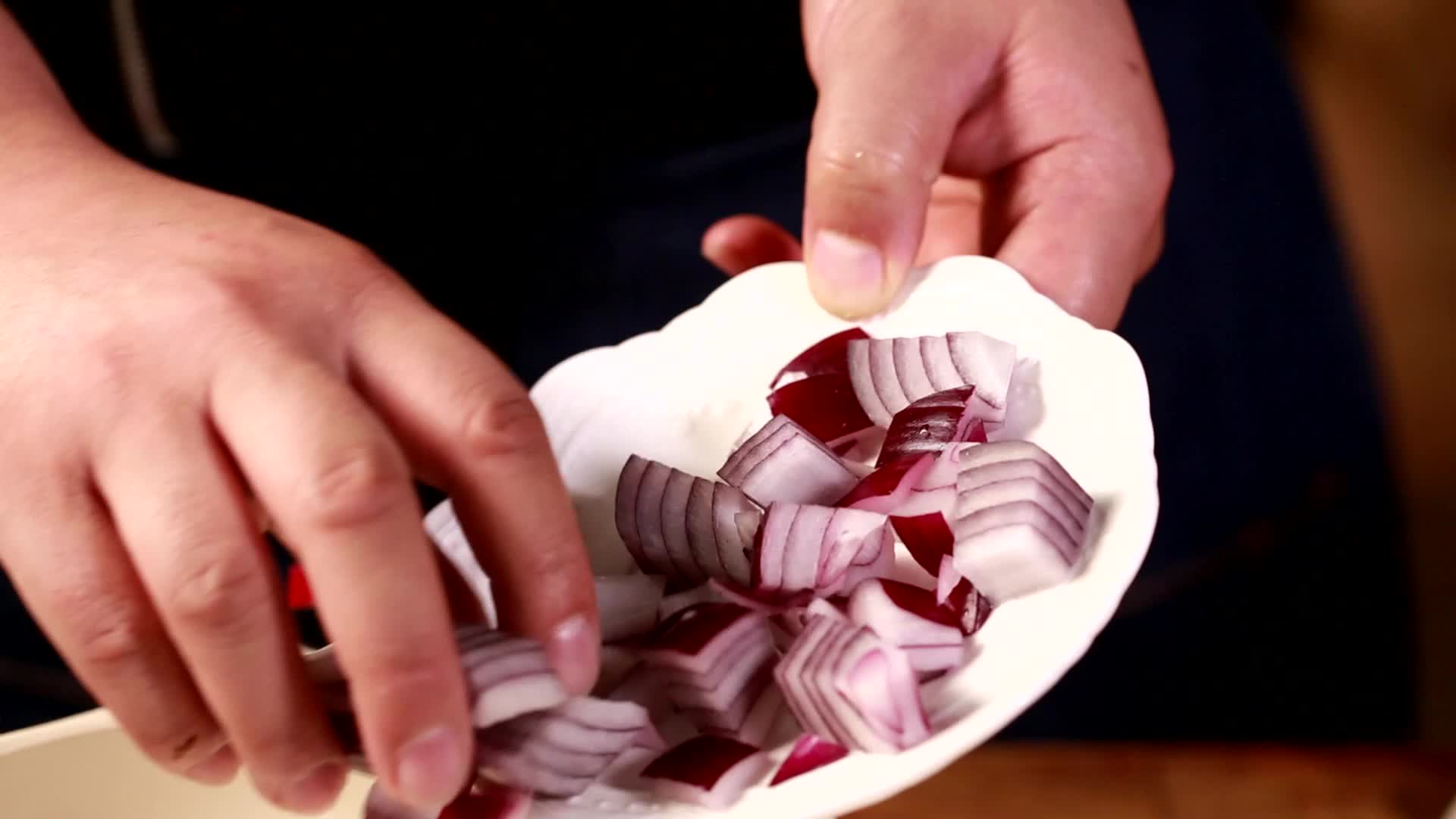 切紫洋葱炒洋葱视频的预览图