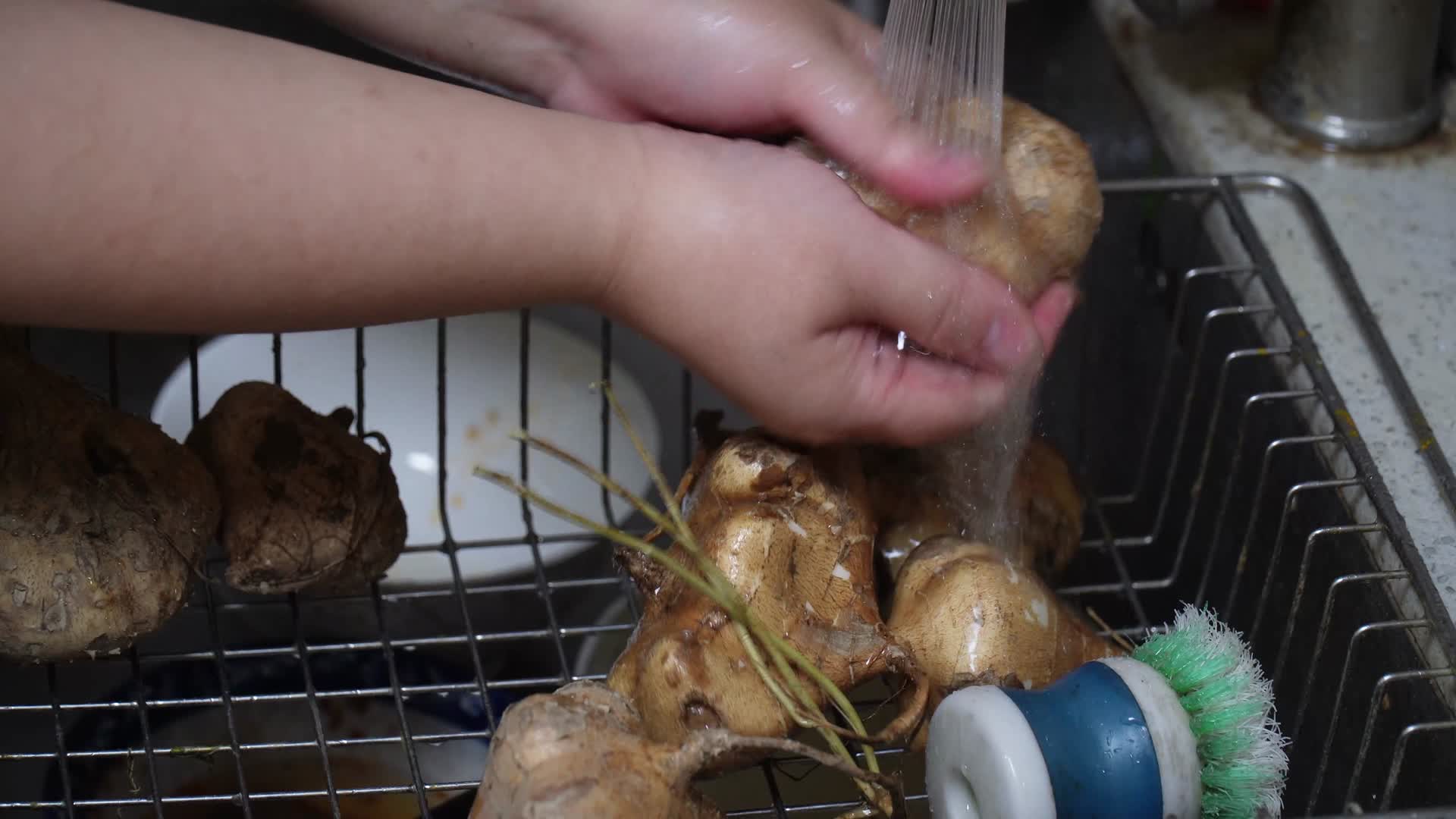 清洗凉薯剥皮切菜做饭视频的预览图