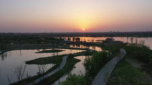 航拍扬州北湖湿地公园夕阳视频的预览图