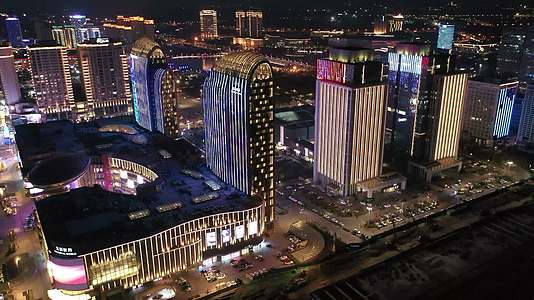 航拍扬州京华城商圈夜景视频的预览图