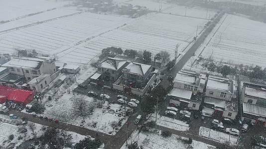 航拍乡村城镇冬季雪景视频的预览图