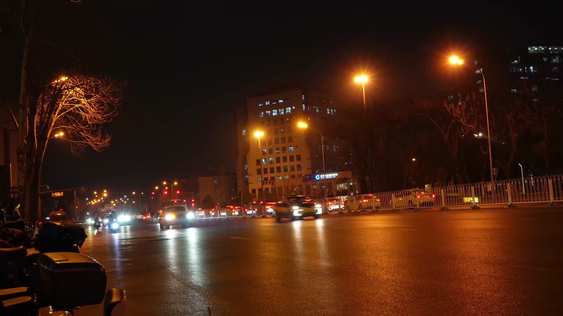 深夜都市城市马路繁忙车流夜景视频的预览图