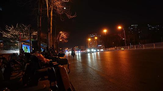 深夜都市城市马路繁忙车流夜景视频的预览图