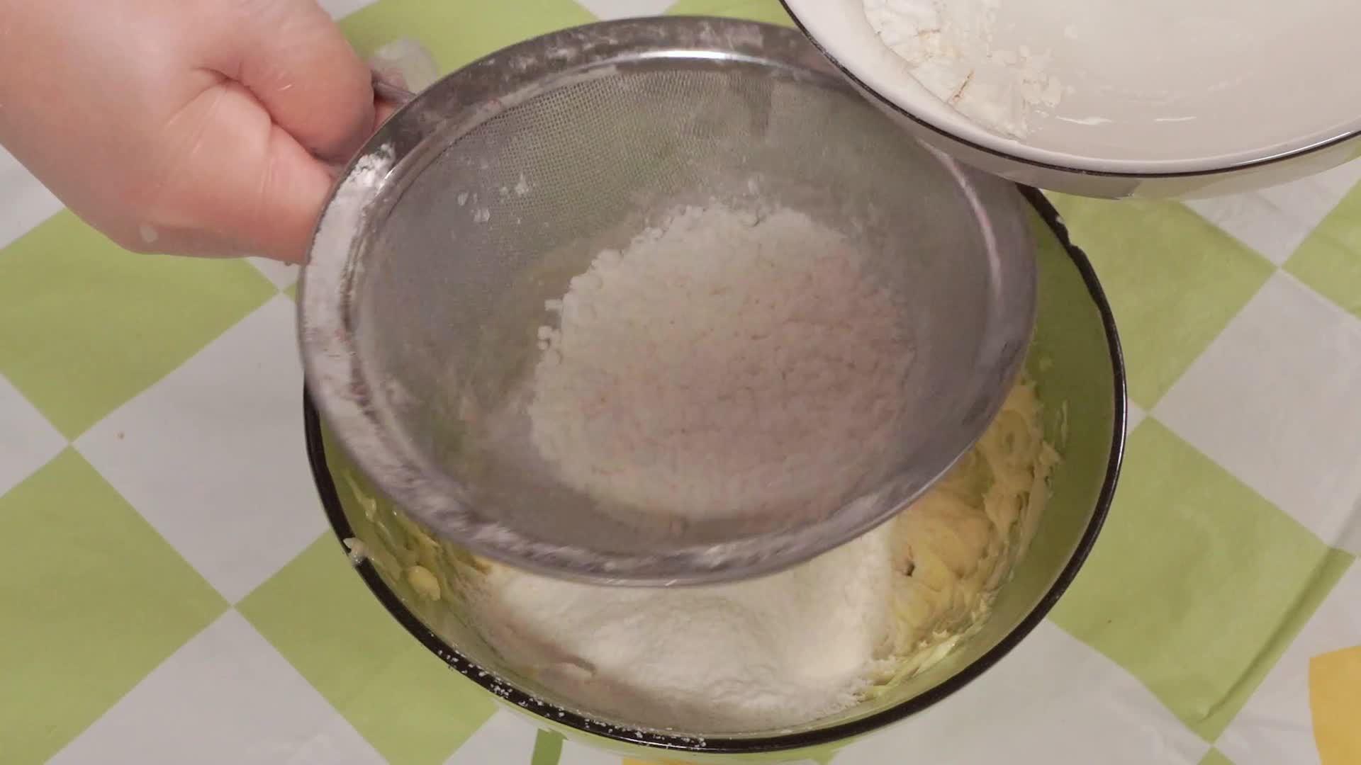 融化的黄油混合面粉烤饼干视频的预览图