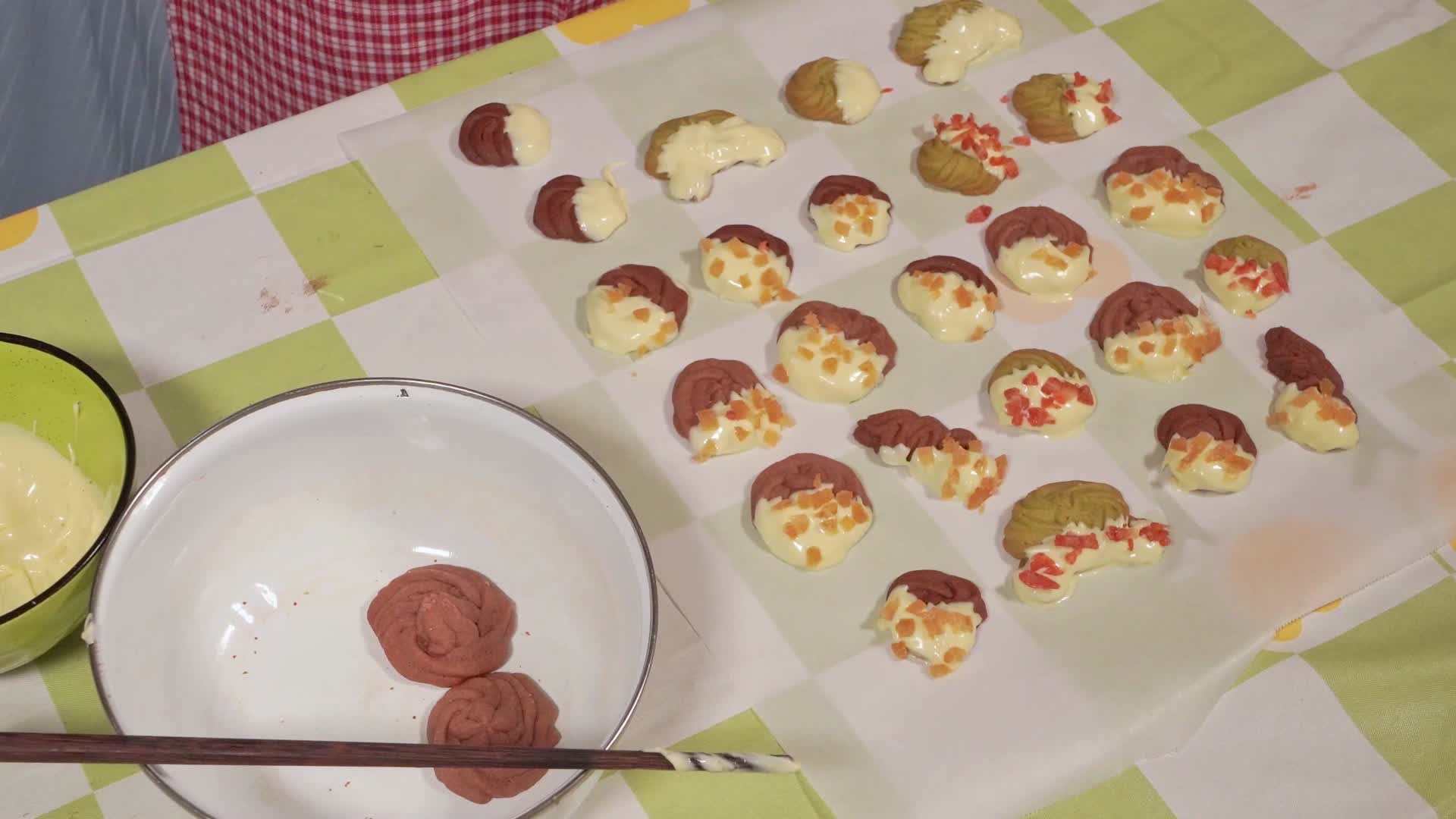 曲奇饼干占白巧克力撒配料视频的预览图