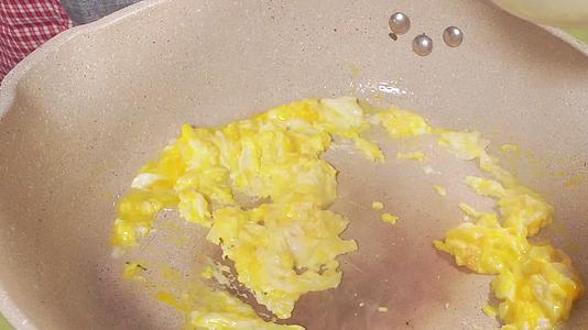 融化椰子油炒菠菜鸡蛋视频的预览图