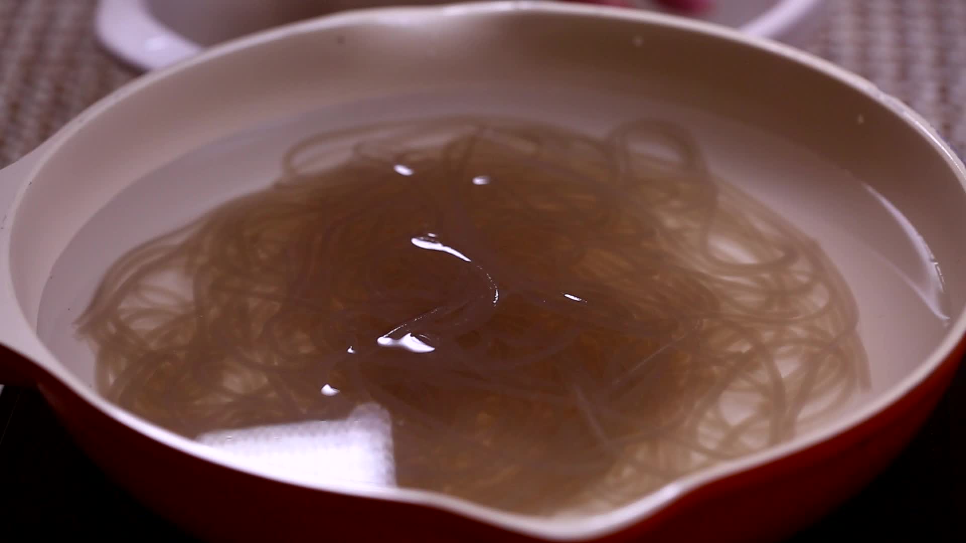水中泡发的酸辣粉绿豆粉红薯粉视频的预览图