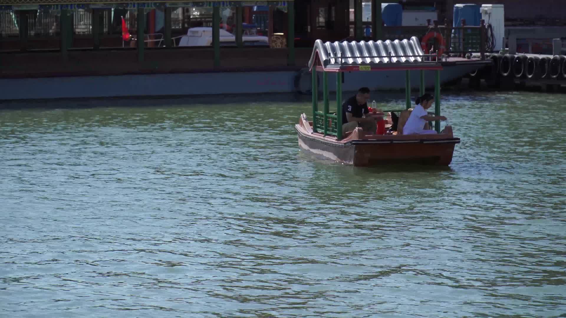 水上娱乐划船景区游客夏季避暑视频的预览图