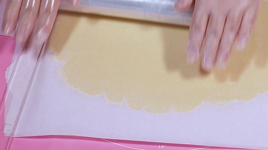 撕油纸拆分油纸擀面饼做饼干视频的预览图