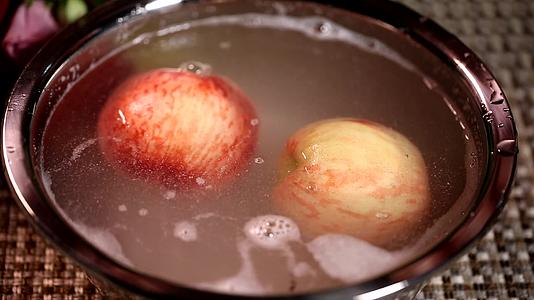 特写食材刷洗桃子水蜜桃水果视频的预览图