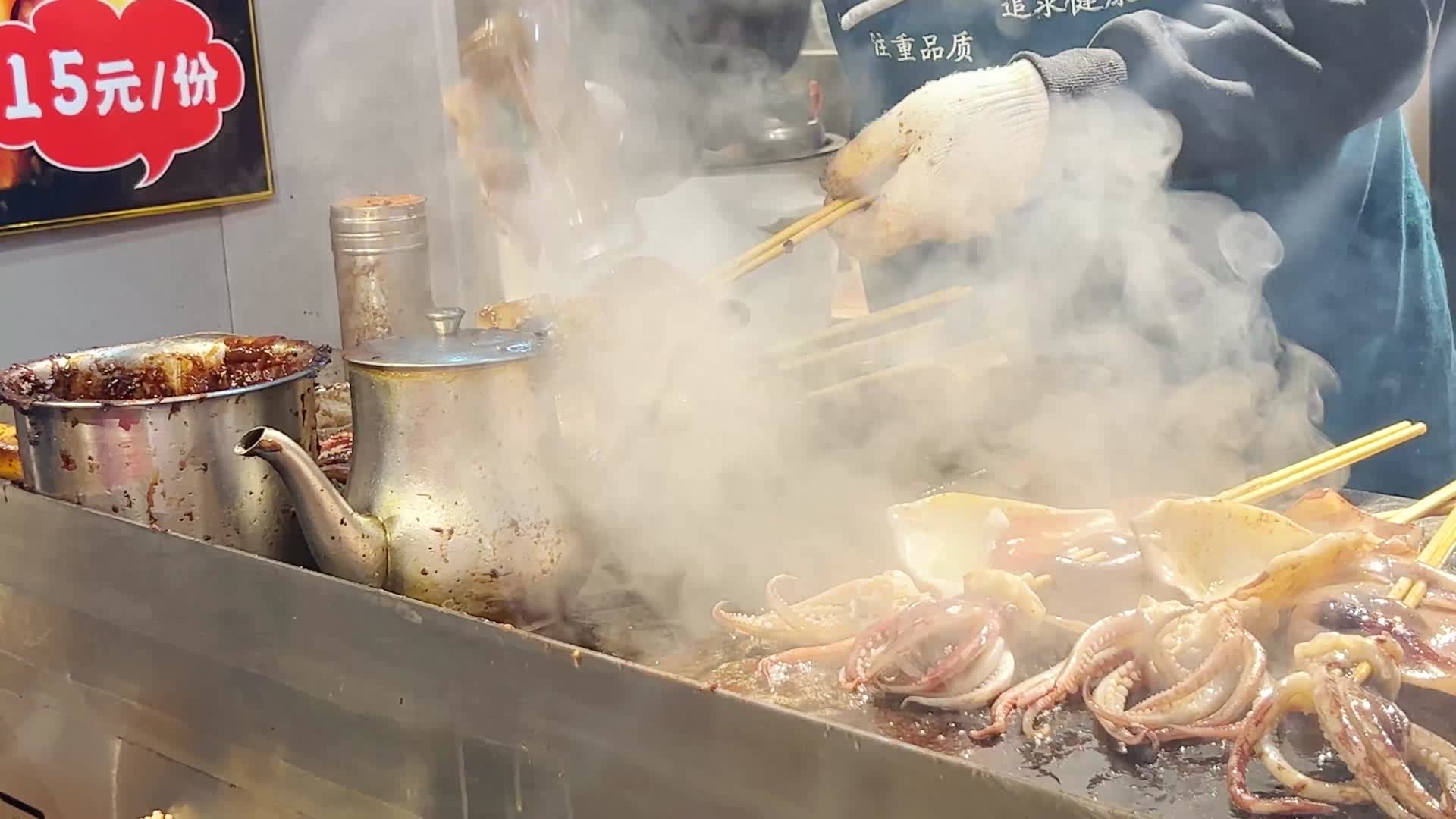 铁板大鱿鱼烤鱿鱼烧烤美食海鲜视频的预览图