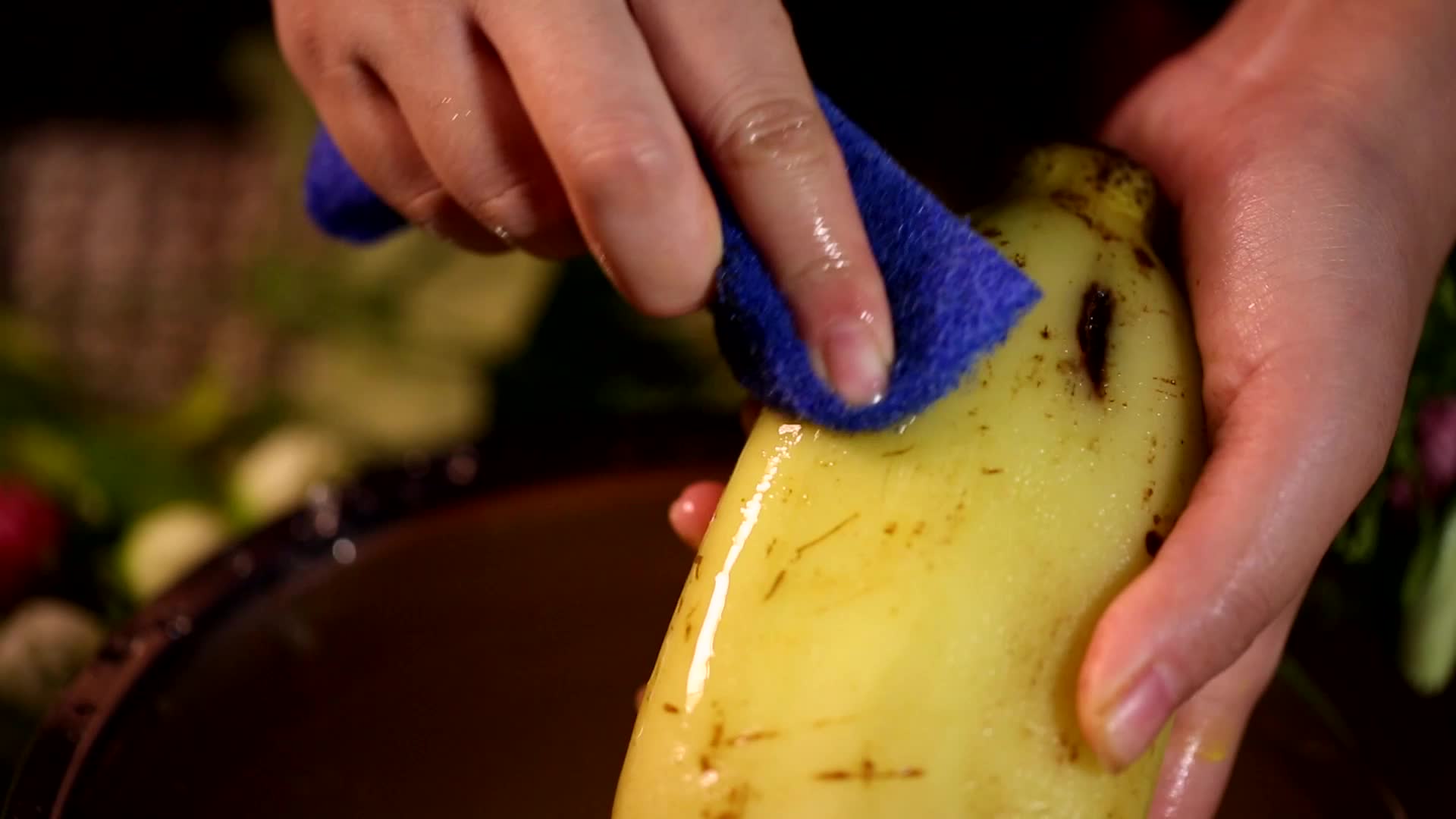 特写洗菜用盐刷洗莲藕视频的预览图