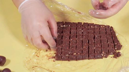 特写实拍用巧克力馅料包汤圆元宵制作甜品视频的预览图