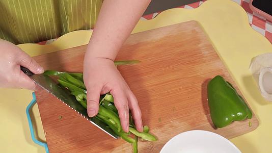 特写实拍美食做饭清洗柿子椒青椒切丝切菜视频的预览图