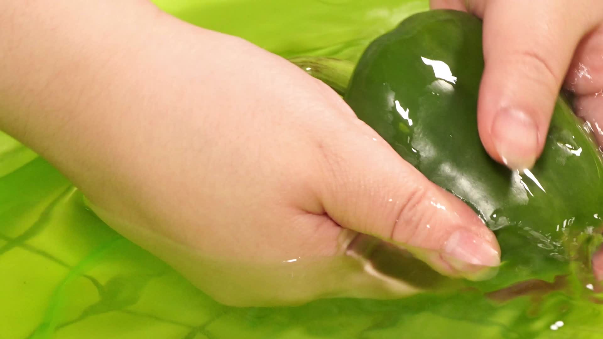 洗柿子椒青椒视频的预览图