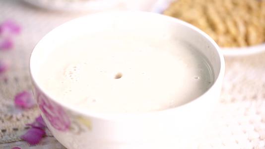 五谷豆浆杂粮米糊健康饮品老北京豆汁视频的预览图