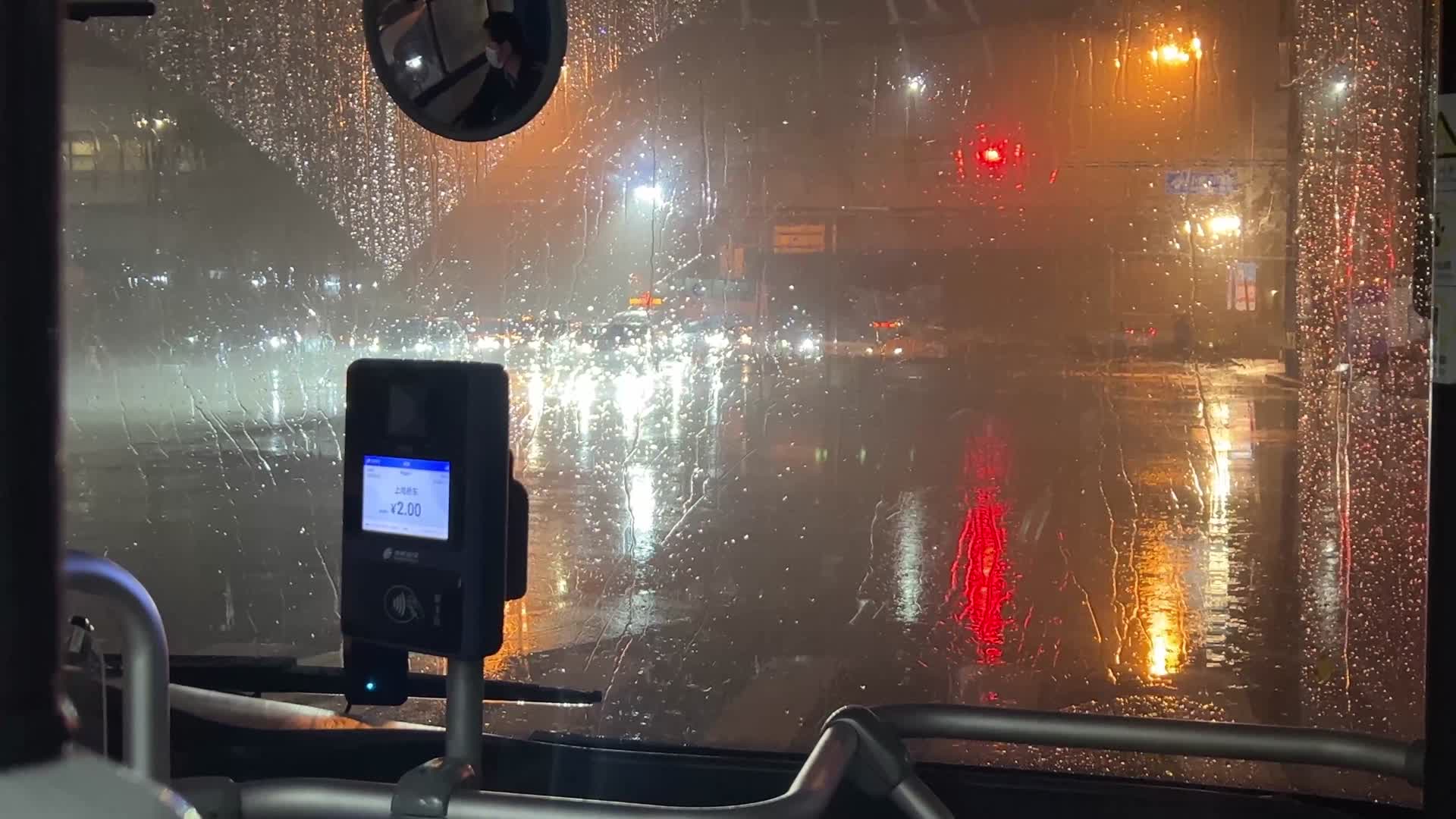 下雨雨天行驶的公交车雨天夜晚坐公交大公共视频的预览图