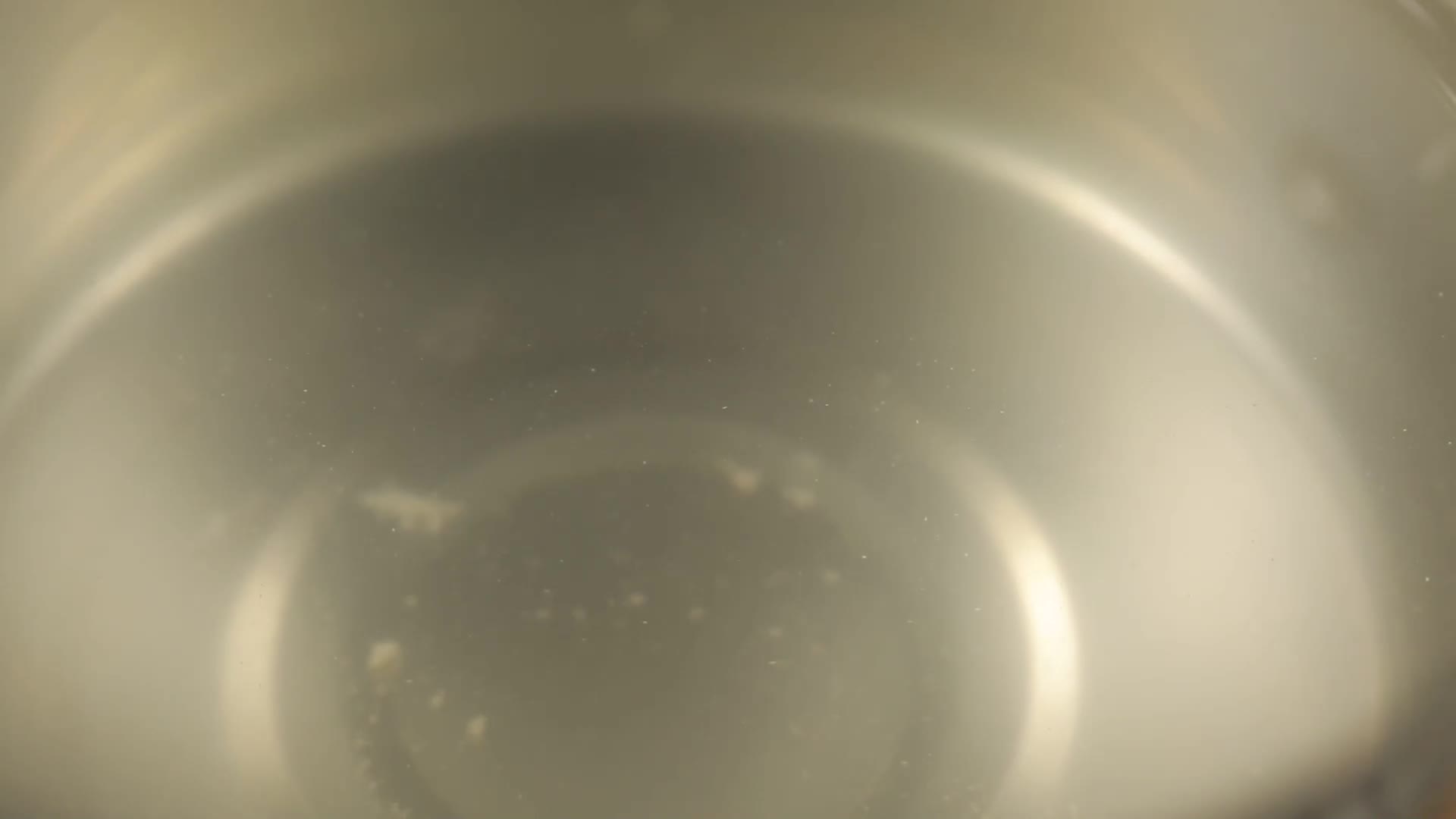 小锅烧开水冒泡沸腾视频的预览图