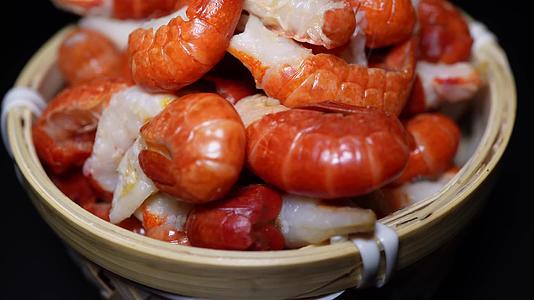 小龙虾尾大排档美食食材视频的预览图