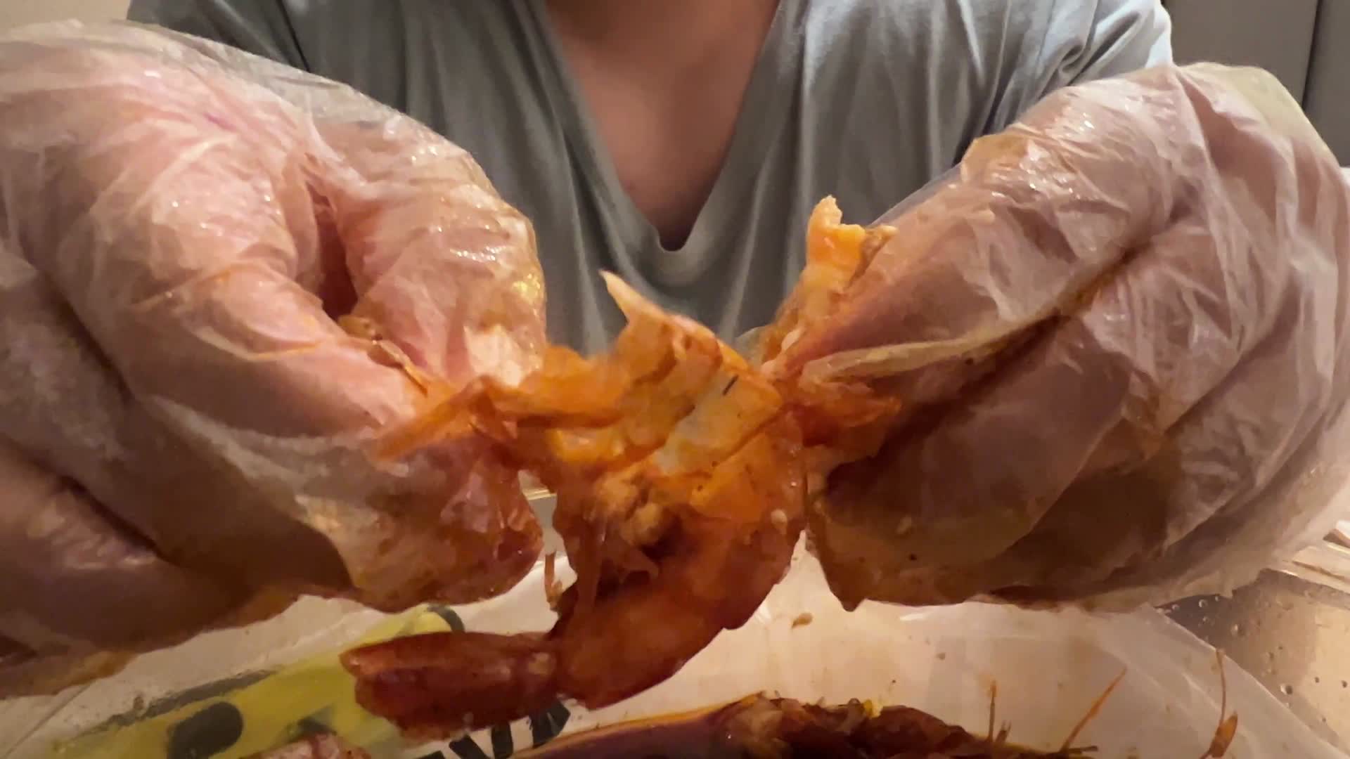 香辣虾剥虾口水虾吃大虾美食视频的预览图