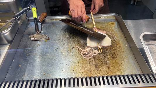 小吃烤鱿鱼铁板鱿鱼烧烤厨师视频的预览图