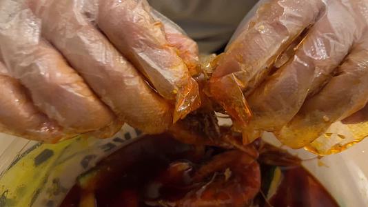 香辣虾剥虾口水虾吃大虾美食视频的预览图