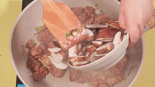 香菇滑鸡鸡腿肉家常菜美食制作视频的预览图