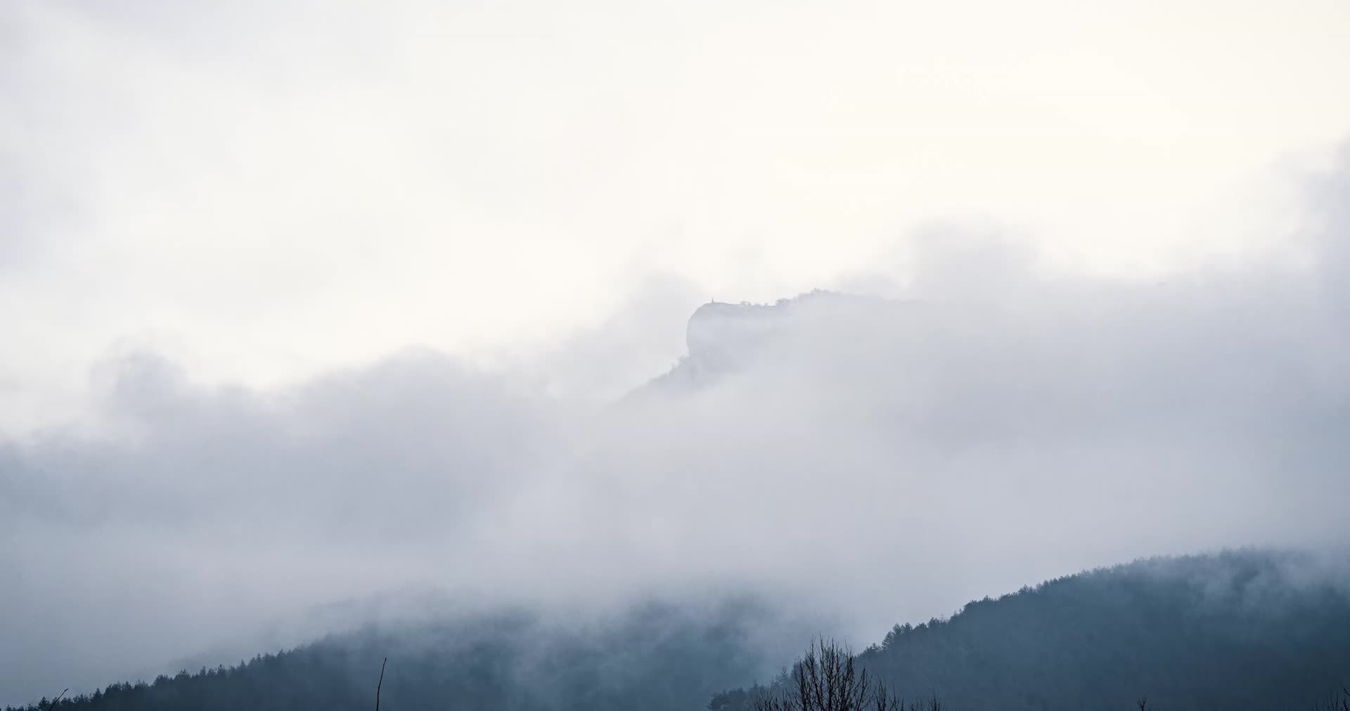 山峰云雾消散延时视频的预览图