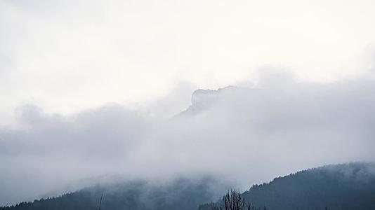 山峰云雾消散延时视频的预览图