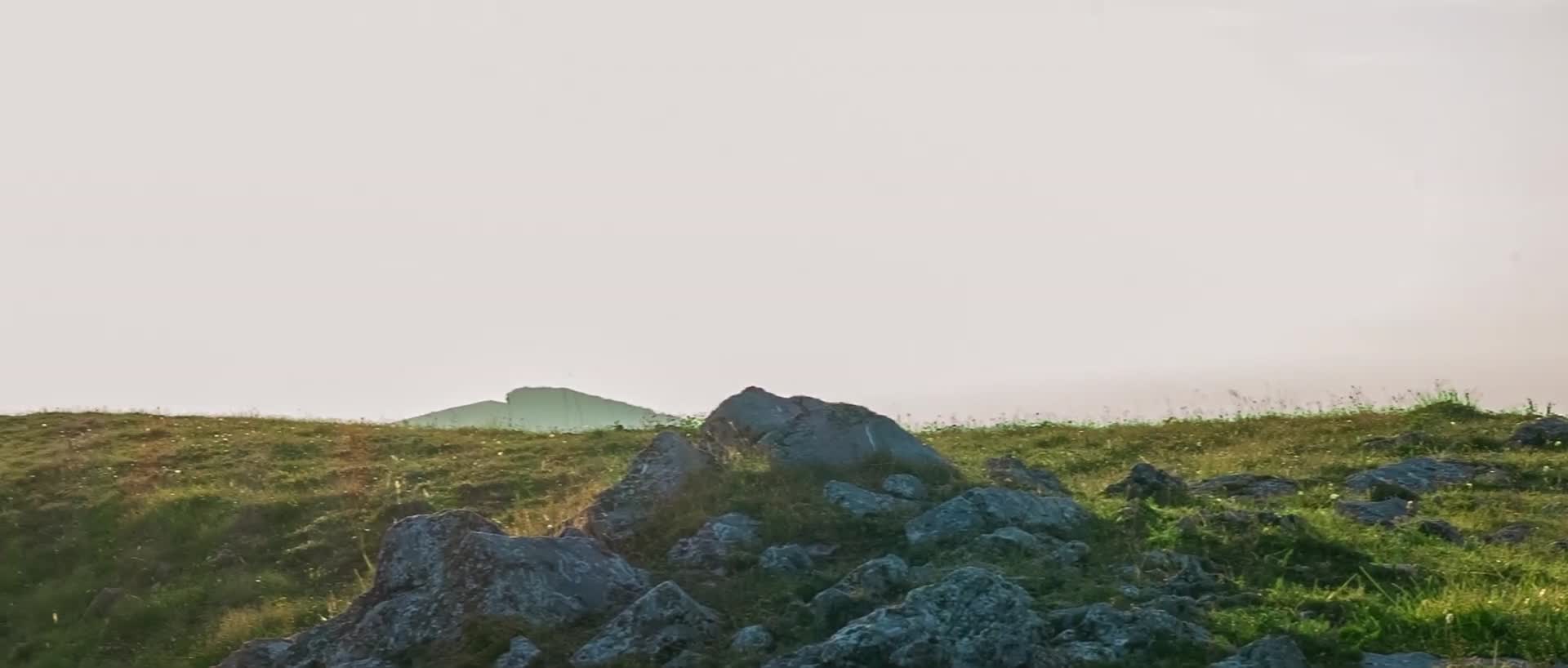 明媚山坡阳光草地群山云雾视频的预览图
