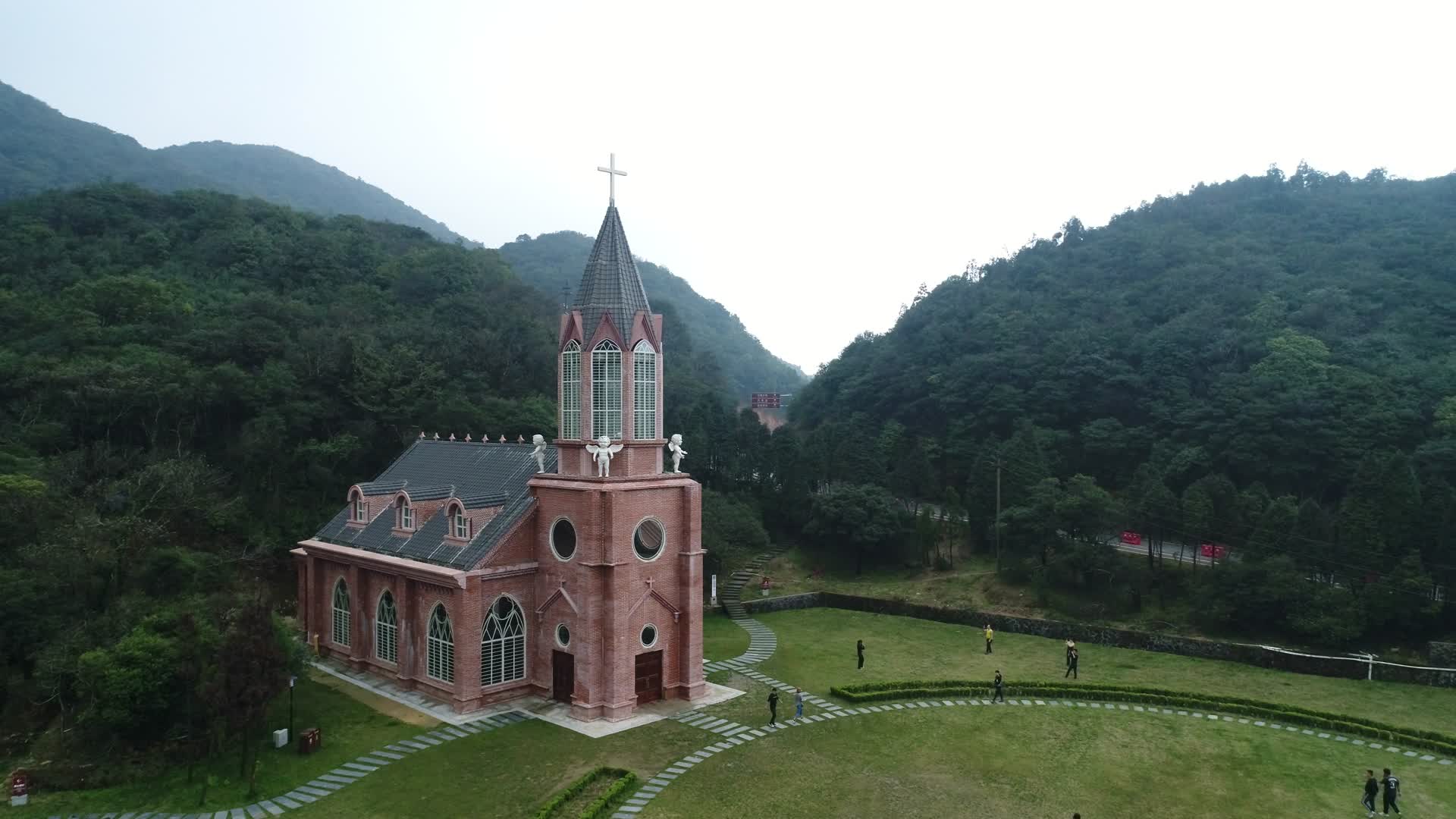 国家森林公园红色教堂建筑视频的预览图