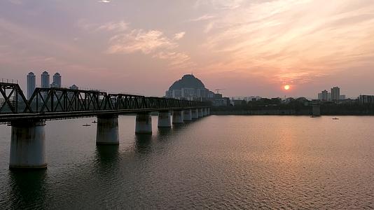 4K航拍广西柳州铁桥晚霞视频的预览图