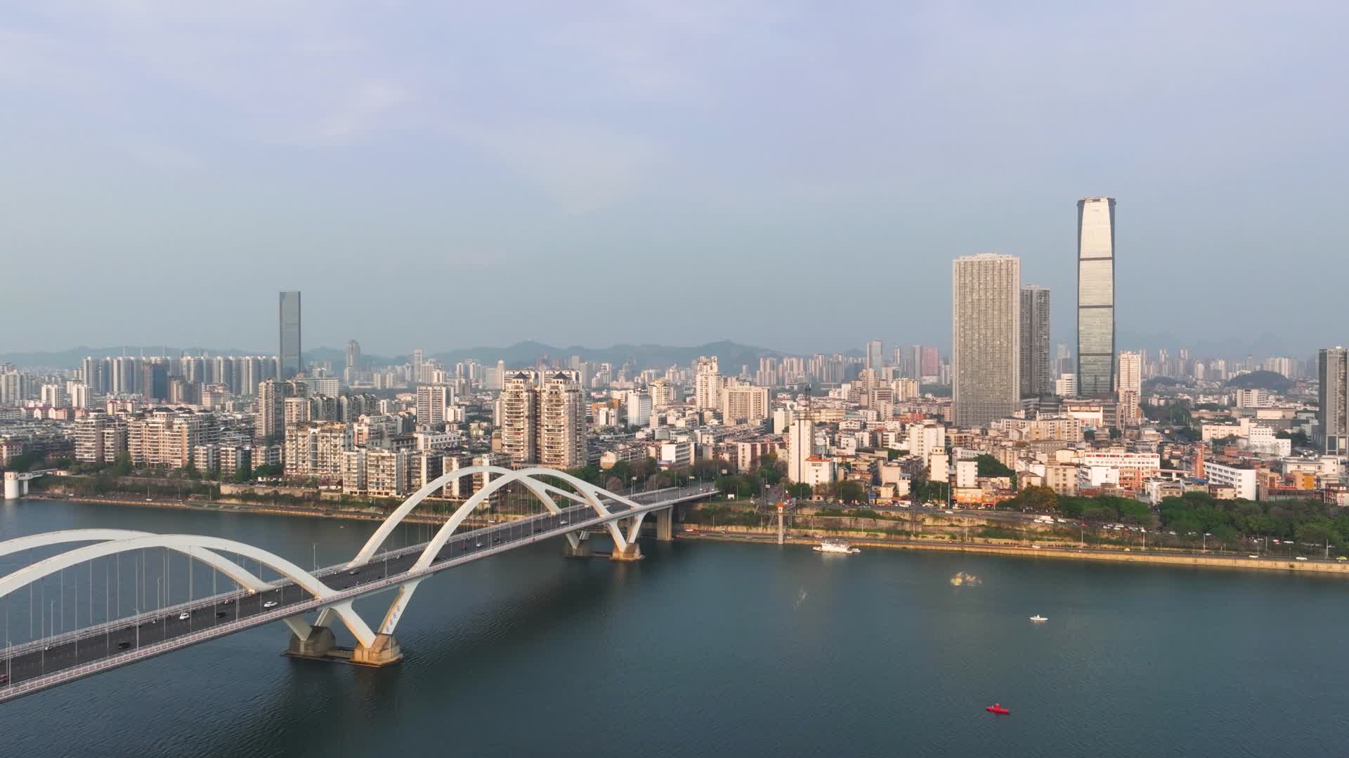 4K航拍广西柳州广雅大桥落日变化视频的预览图