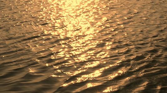 傍晚金色阳光洒在水面上波光粼粼视频的预览图