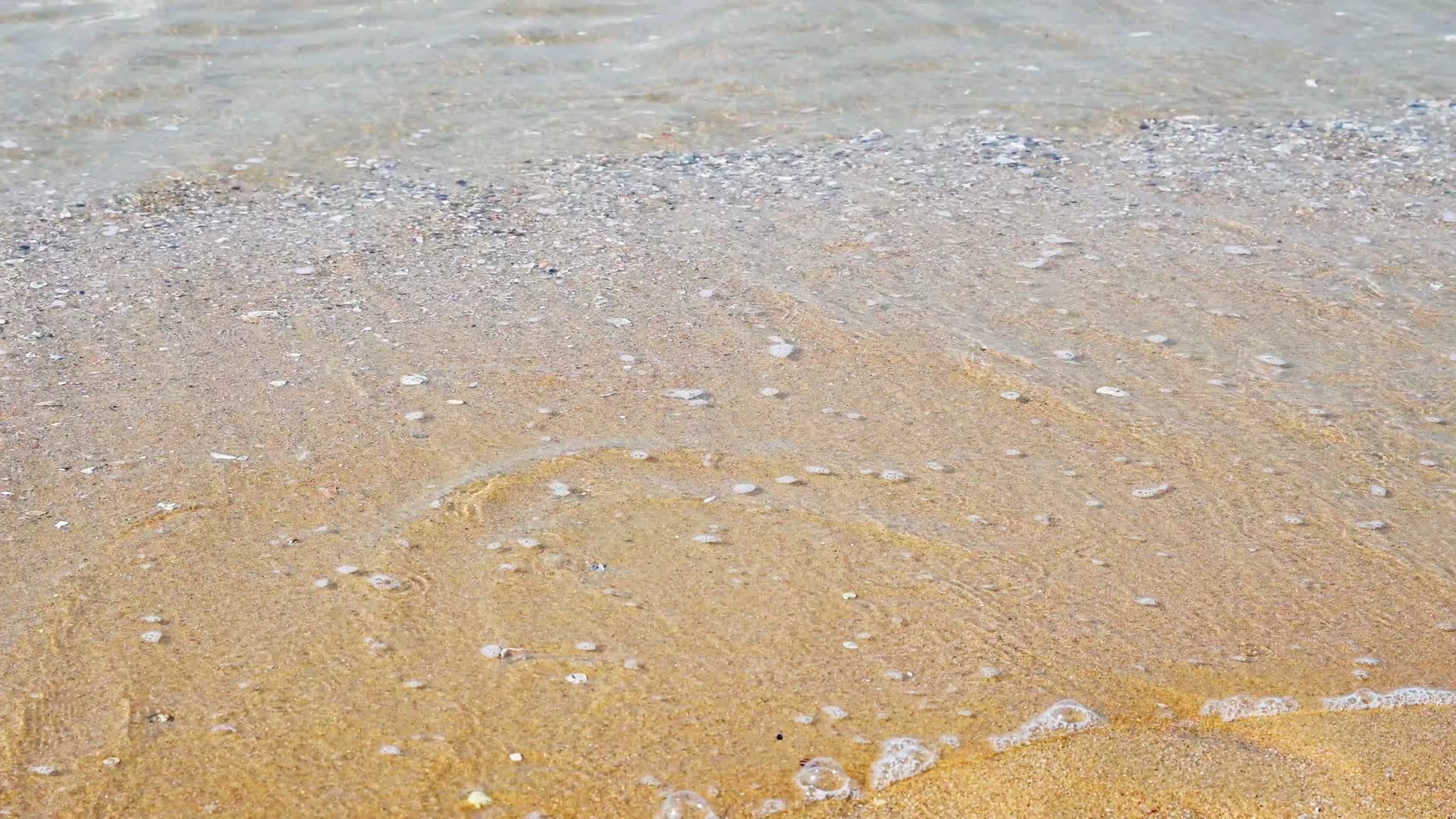 晴朗天空下的纯净大海自然风光视频的预览图