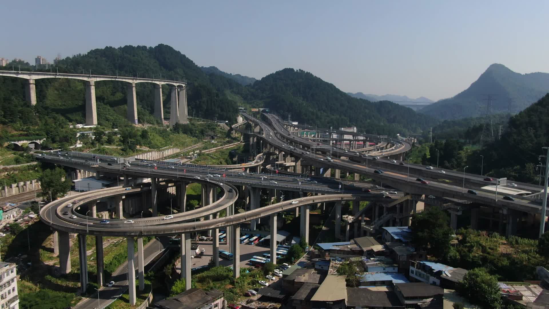 贵阳黔春立交桥交通航拍视频的预览图