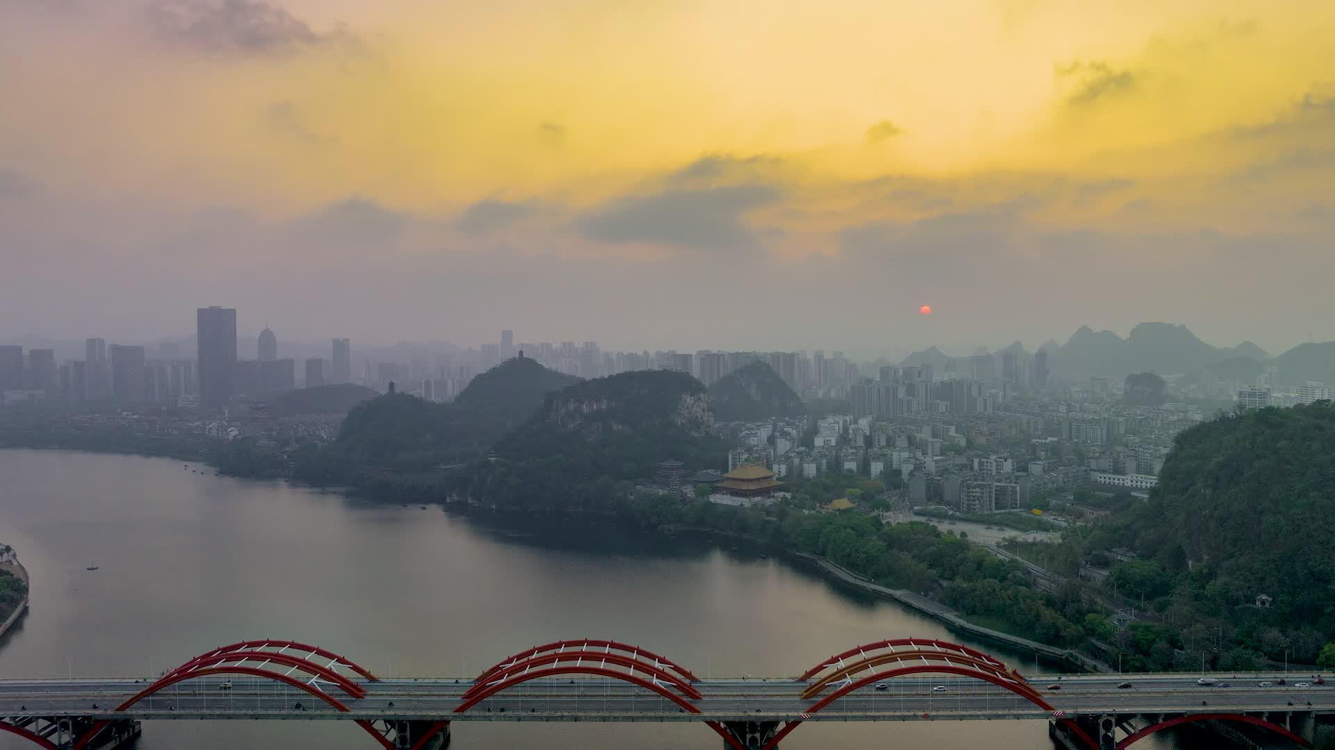 4K延时航拍柳州文惠桥日出晨光视频的预览图