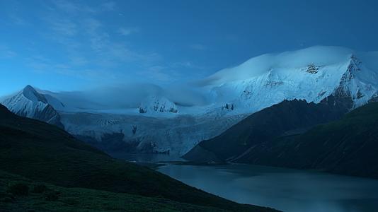 西藏萨普神山雪山日出日照金山延时摄影视频的预览图