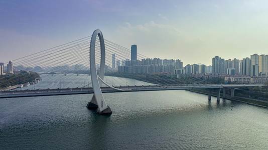 4K延时航拍柳州白沙大桥蓝天白云视频的预览图