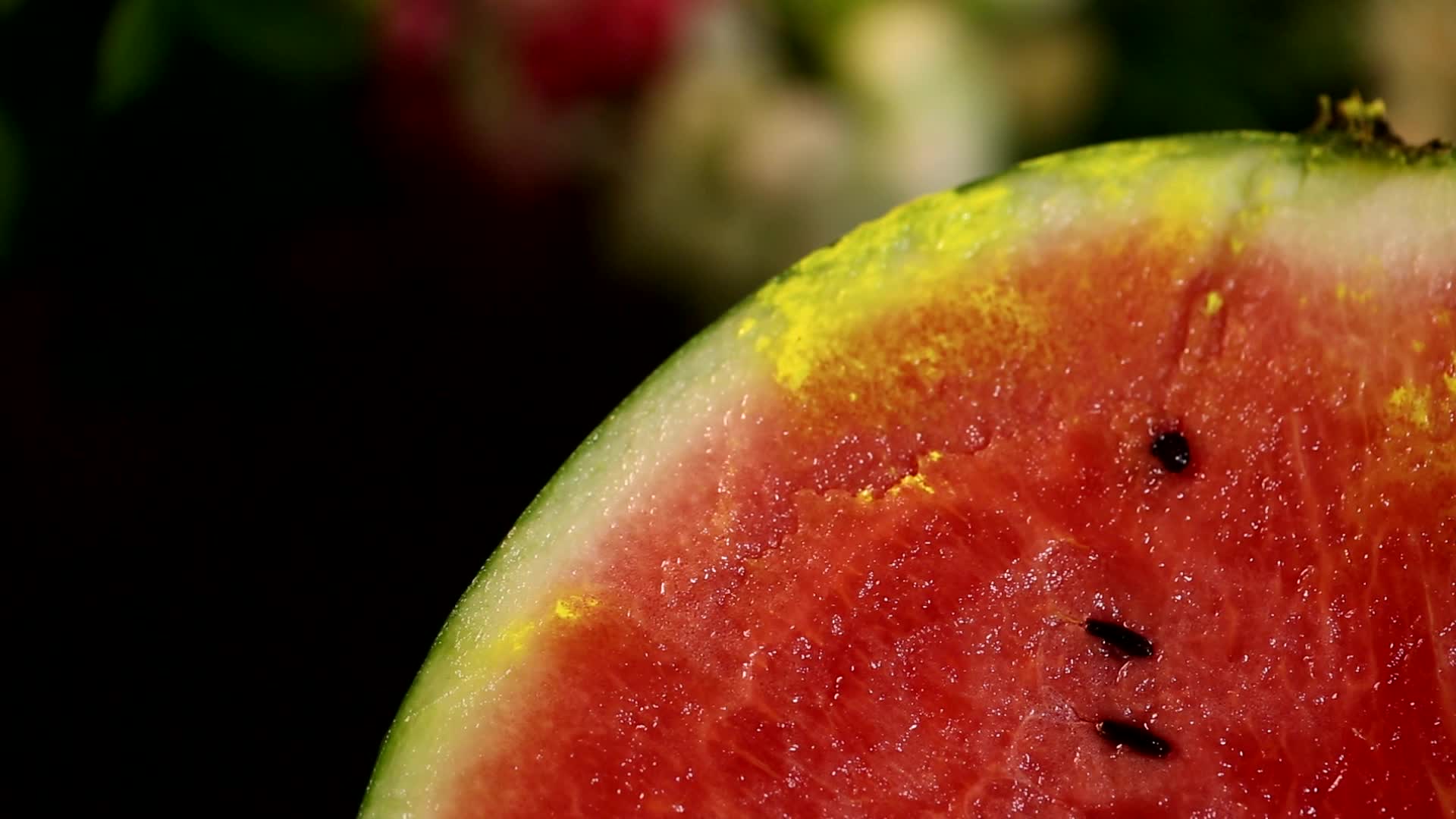 用保鲜膜蒙住切开的西瓜放进冰箱视频的预览图