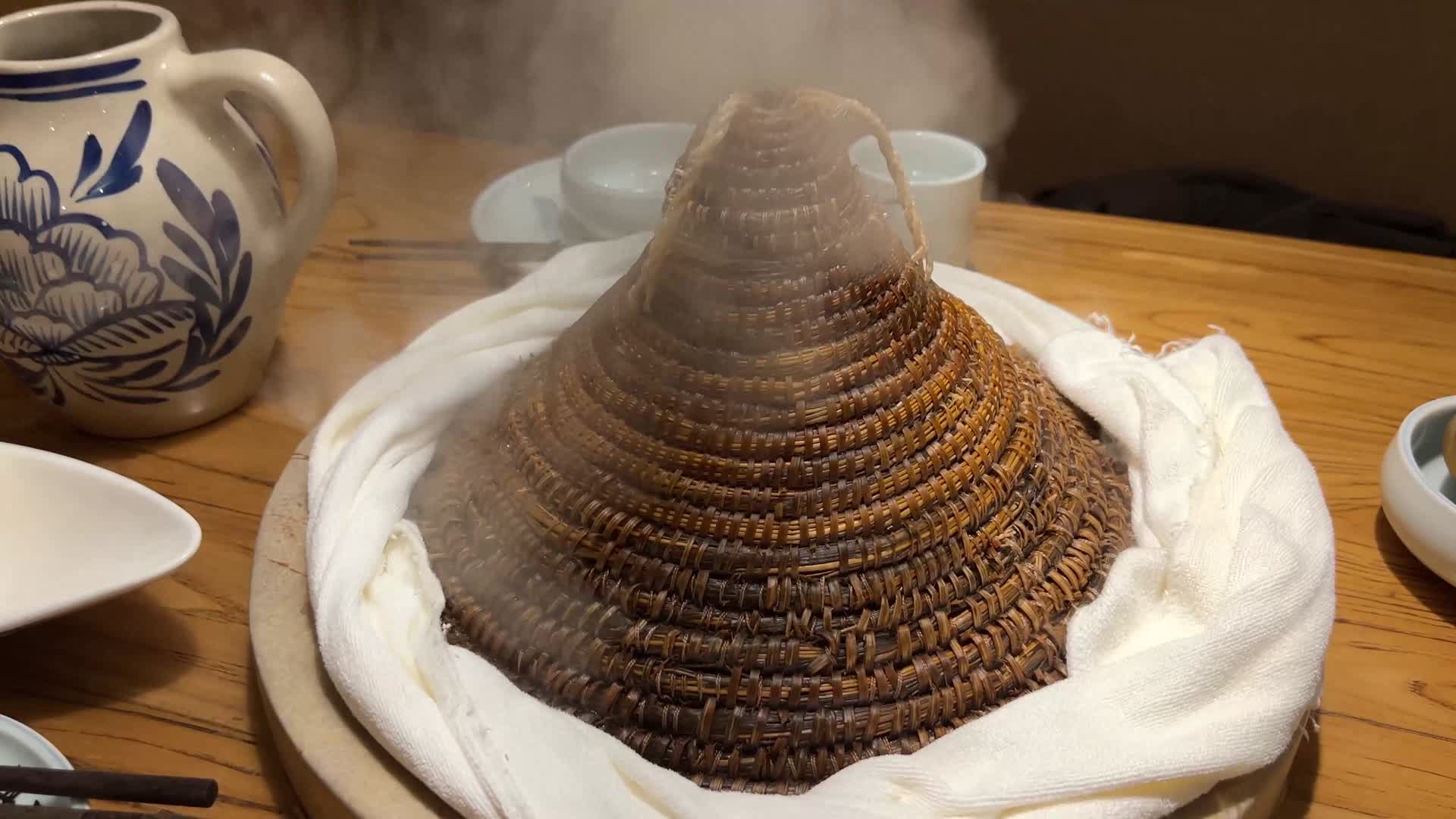 蒸汽鱼汽锅鱼云南汽锅蒸锅地方美食视频的预览图