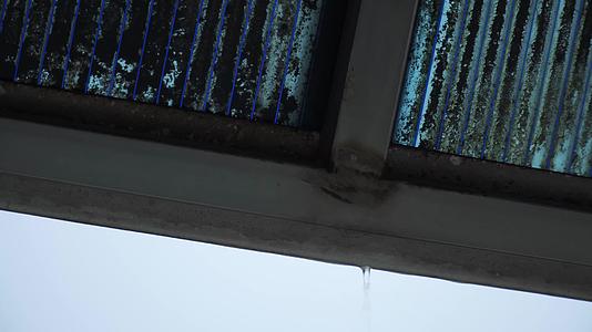 遮阳棚下雨天滴落雨水积水视频的预览图