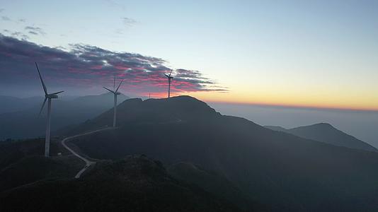 山顶风力发电机视频的预览图