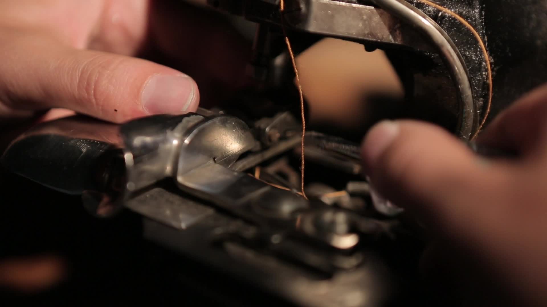 M1修理缝纫机拧螺丝视频的预览图