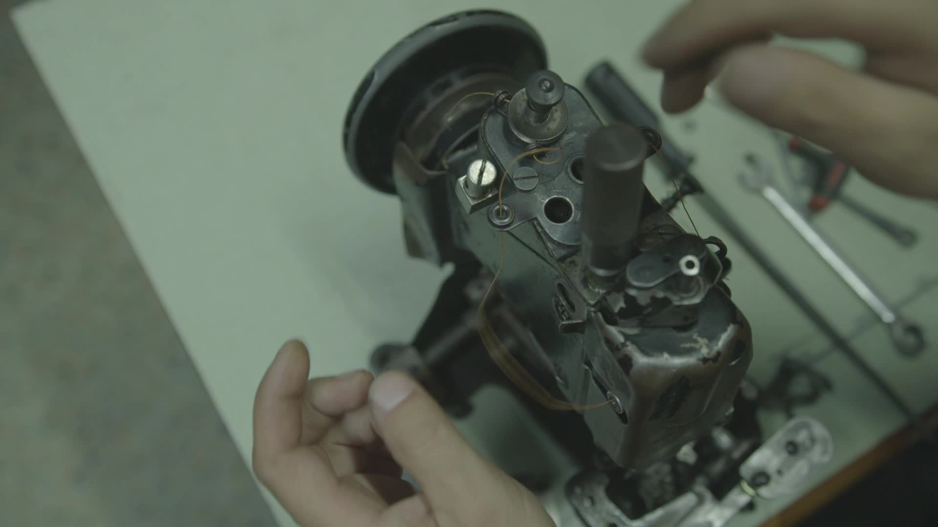 修理古董缝纫机视频的预览图
